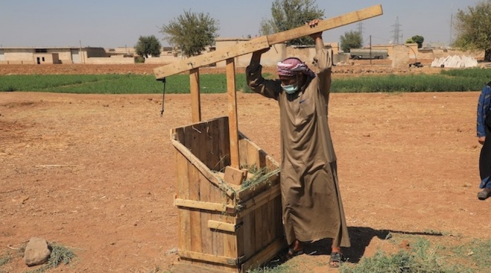 Un éleveur syrien met à disposition pour la communauté un dispositif de pressage du fourrage qu'il a inventé